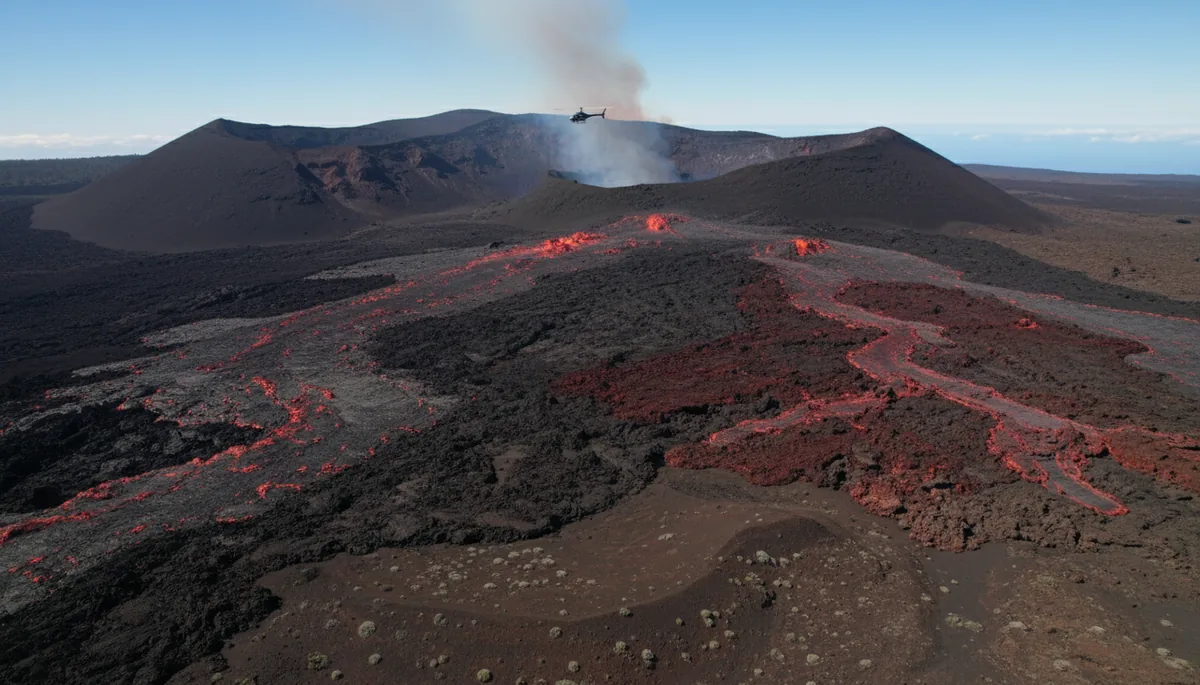 Vue aérienne du Piton de la Fournaise depuis un hélicoptère de Corail Hélicoptères, La Réunion